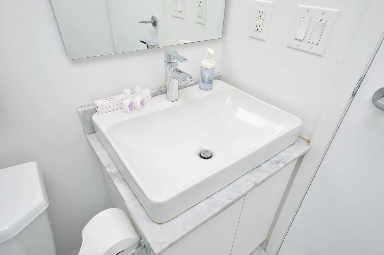 Apartment Minutes Walk To Scotiabank Arena,Tiff, Mtcc,Cn Tower Condo Downtown Toronto