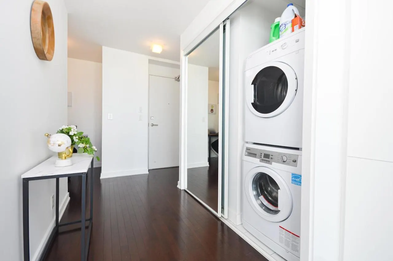 Minutes Walk To Scotiabank Arena,Tiff, Mtcc,Cn Tower Condo Downtown Toronto Apartment