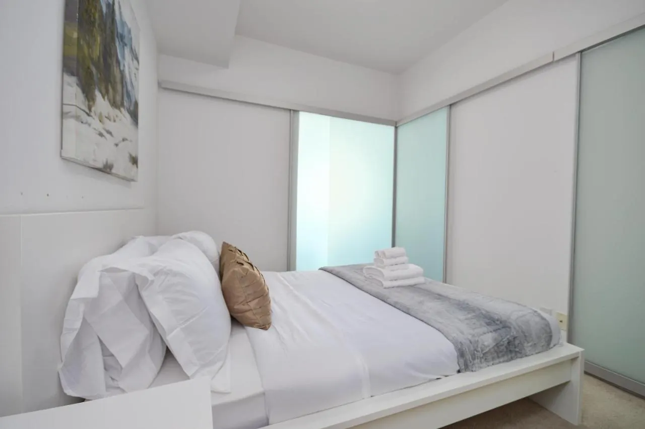Minutes Walk To Scotiabank Arena,Tiff, Mtcc,Cn Tower Condo Downtown Toronto Apartment