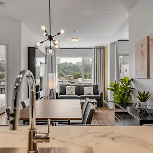 https://initial-spritz-downtown-qc-stat.hotelsquebeccity.net